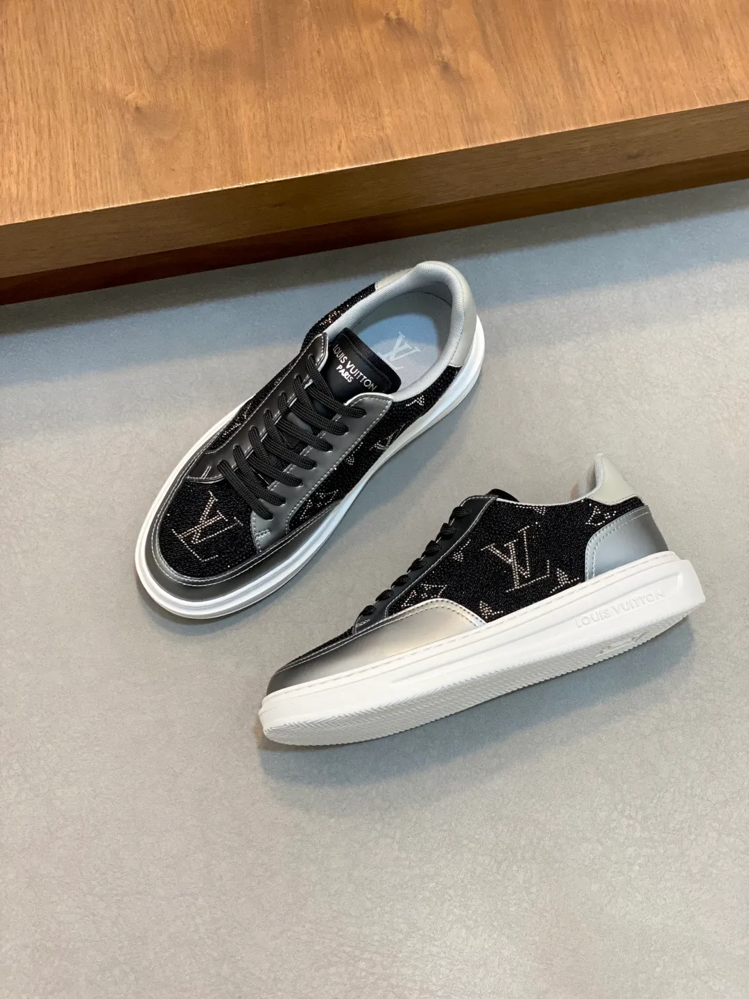 Men's shoes 💰760¥ ••New arrivals•• 2025FW•LV TRAINER hot diamond starry 💎retro sneakers! Lou* V～Made in Wanduan️original and authentic goods! Original imported top-grade anti-velvet cowhide • Hot-stamped imported Czech diamonds 💠 Fabric mesh lining for feet ➕ Original TPU combination sole ~ Lasting technology • Comfortable and durable!  Size: 38-44 (Male 45 46 customized)